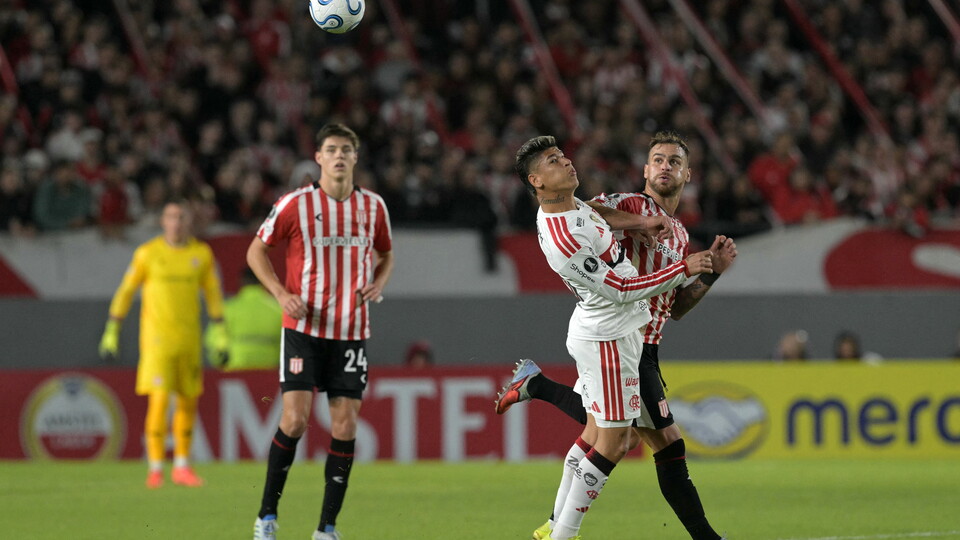González Pirez y Palacios ante Carrascal, en el duelo entre Estudiantes y Flamengo