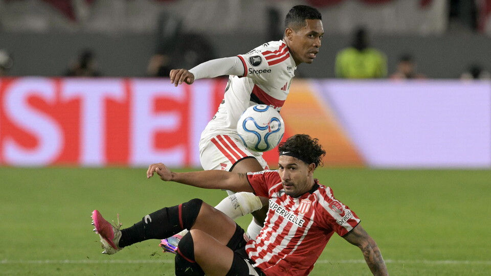 Alex Sandro y Eros Mancuso disputan la pelota